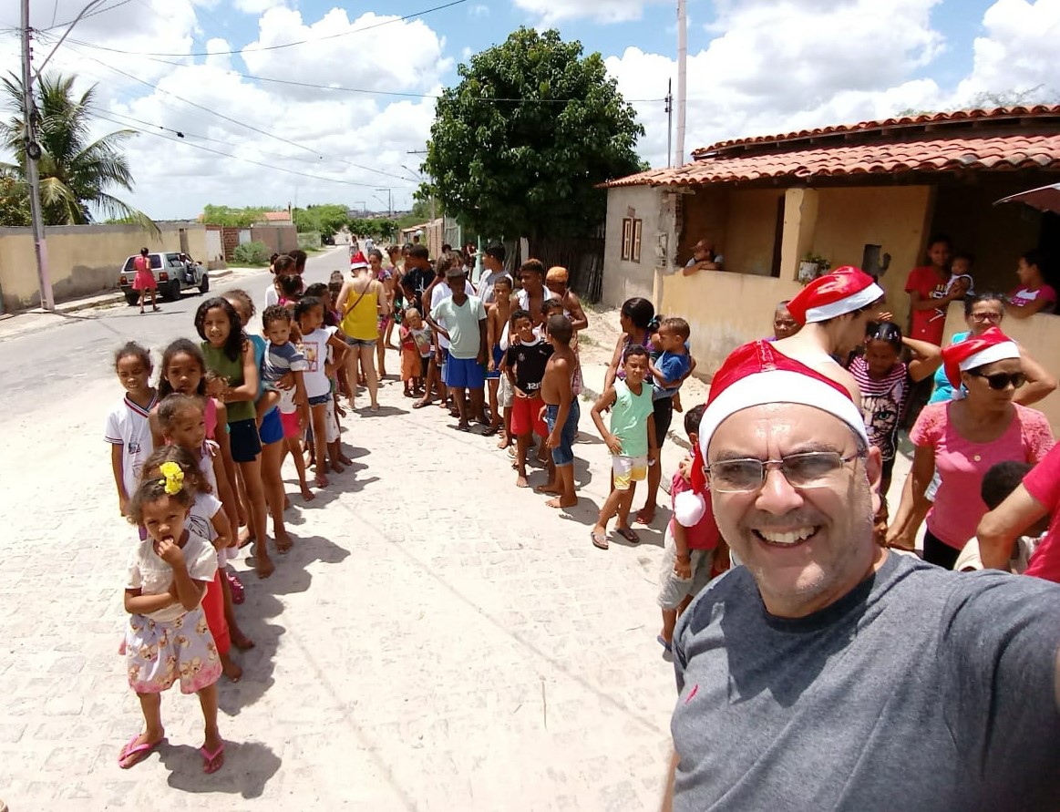 Leia mais sobre o artigo Ele é torcedor do Goiás e gosta de jogar tênis e de trabalhar com voluntariado. Quem é?