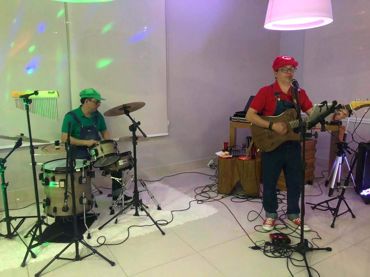 Leia mais sobre o artigo Ele toca bateria e tem banda com o irmão gêmeo. De quem estamos falando?