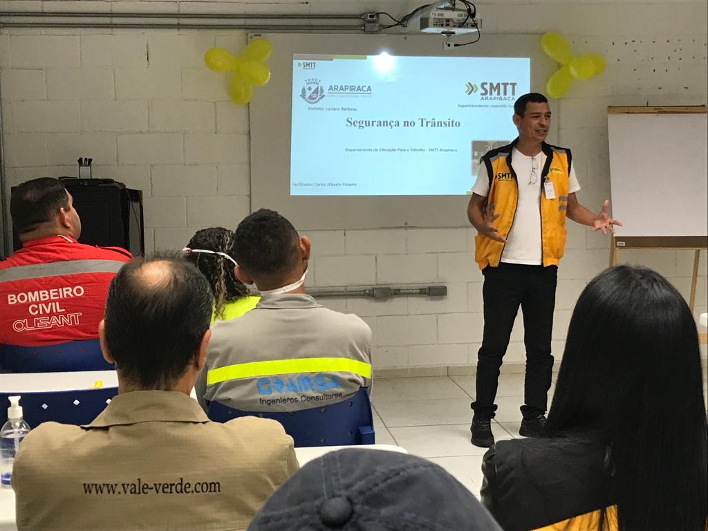 Leia mais sobre o artigo Maio Amarelo: SMTT Arapiraca realiza palestra para motoristas da nossa empresa