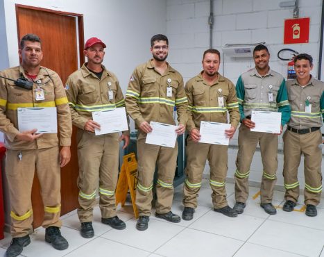 Craíbas_AL, 19 de Abril de 2024.
Appian Capital Brazil – Serrote - Mineracao Vale Verde - MVV

Na imagem, empregados recebendo certificado 

A imagem nao possui restricao de uso

Imagem: CLAUDIVAN SANTOS / Zóio Comunicação