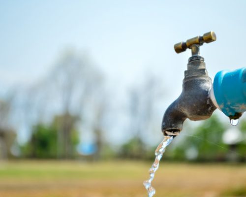 salve-a-agua-gota-de-agua-da-torneira-de-agua-desperdicio-de-agua-torneira-de-grama-no-fundo-da-natureza_29266-74