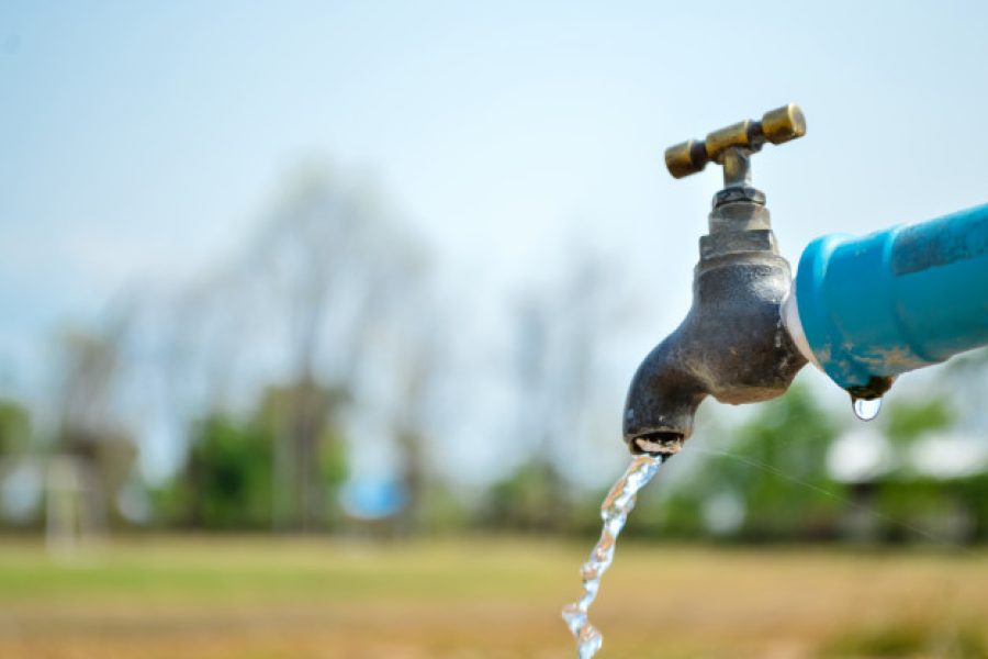 salve-a-agua-gota-de-agua-da-torneira-de-agua-desperdicio-de-agua-torneira-de-grama-no-fundo-da-natureza_29266-74